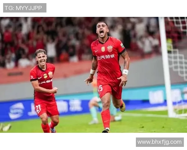 上海上港与山东队激战正酣争夺中超联赛重要积分的关键之战 上海上港与山东队激战正酣争夺中超联赛重要积分的关键之战